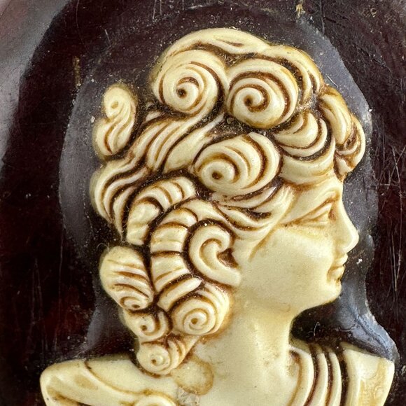 Vintage 1940s Wood & Molded Celluloid Cameo Brooch 2" X 1.5" Oval Pin - Picture 5 of 7